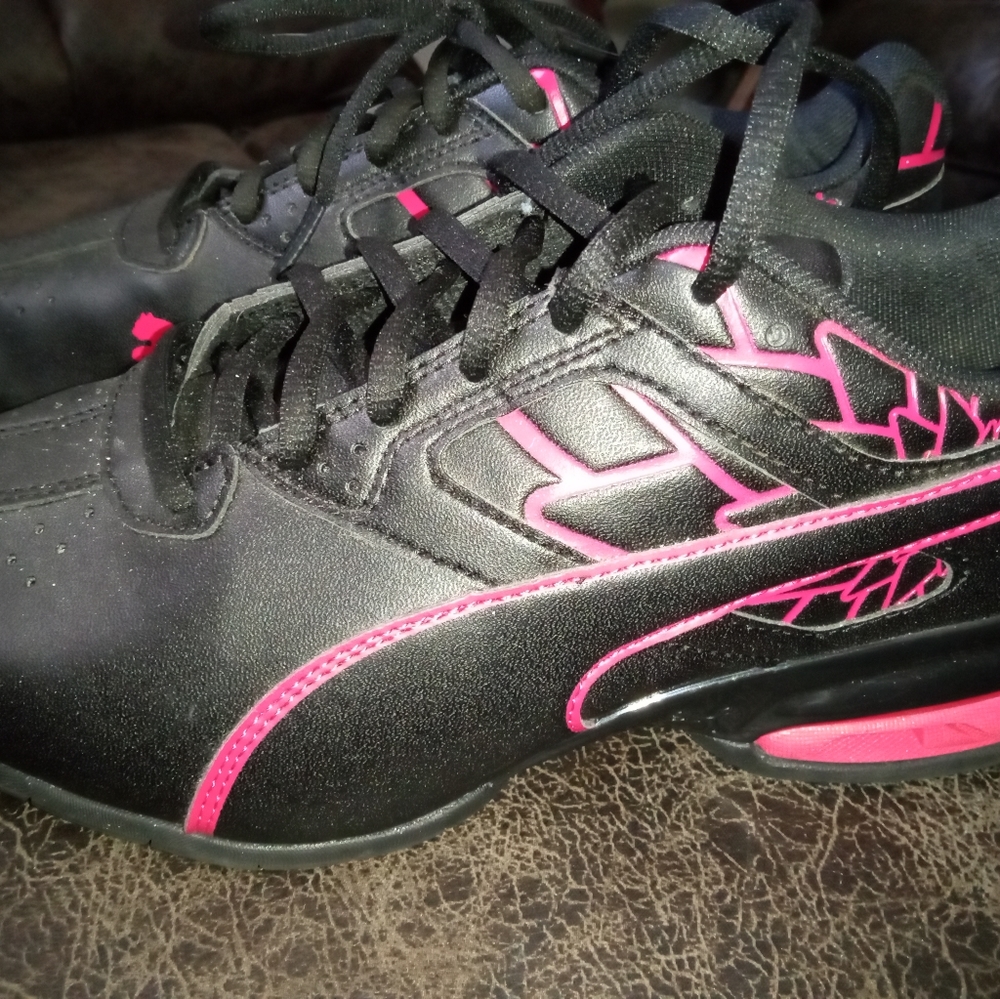 Size 8 soft foam puma black red